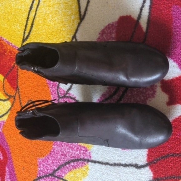 Report Size 9 Black Booties with‎ Decorative Stitching - Picture 4 of 8